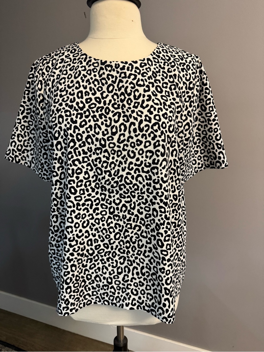Ann Taylor Black and White Leopard Print Short Sleeve Blouse